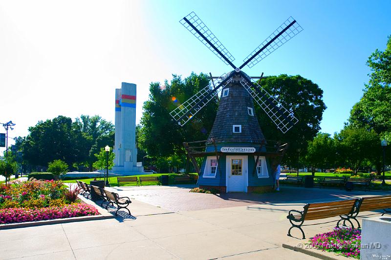 20080714_184253 D3 P 4200x2800].jpg - Information windmill in Central Park, Pella